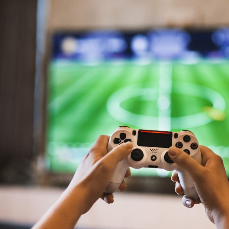 Konsolë lojërash 1 TB me kontrollues